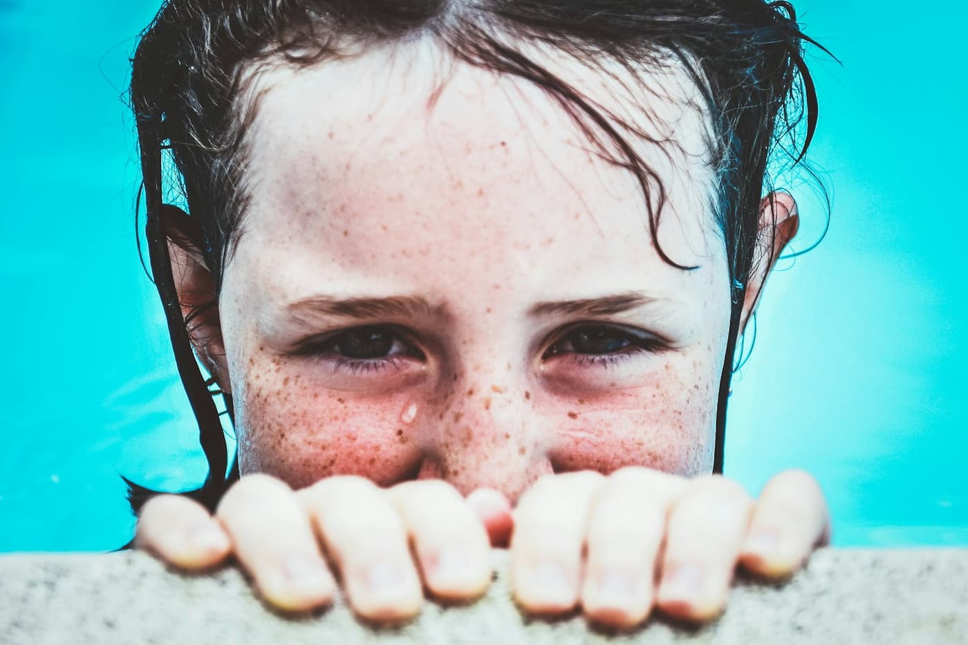 Kindergesicht knapp über der Wasseroberfläche