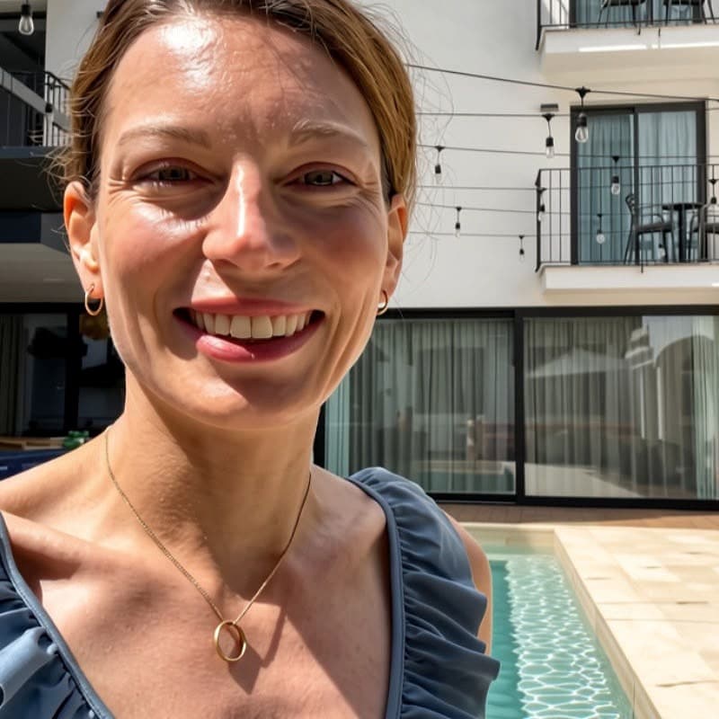Melanie Rados am Pool, lachend