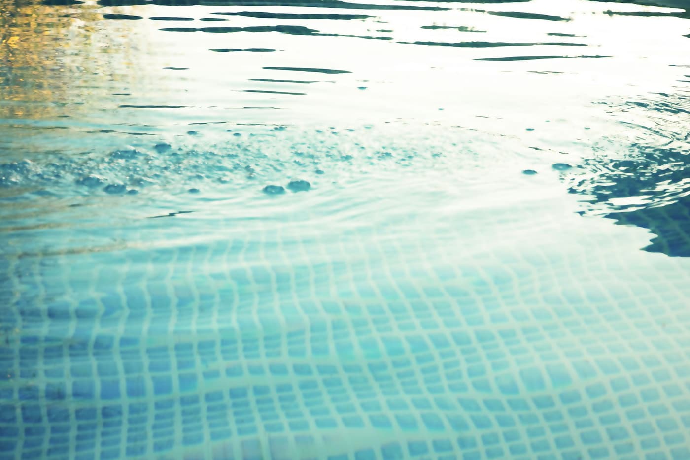 Ruhige Wasseroberfläche über blauen Beckenfliesen